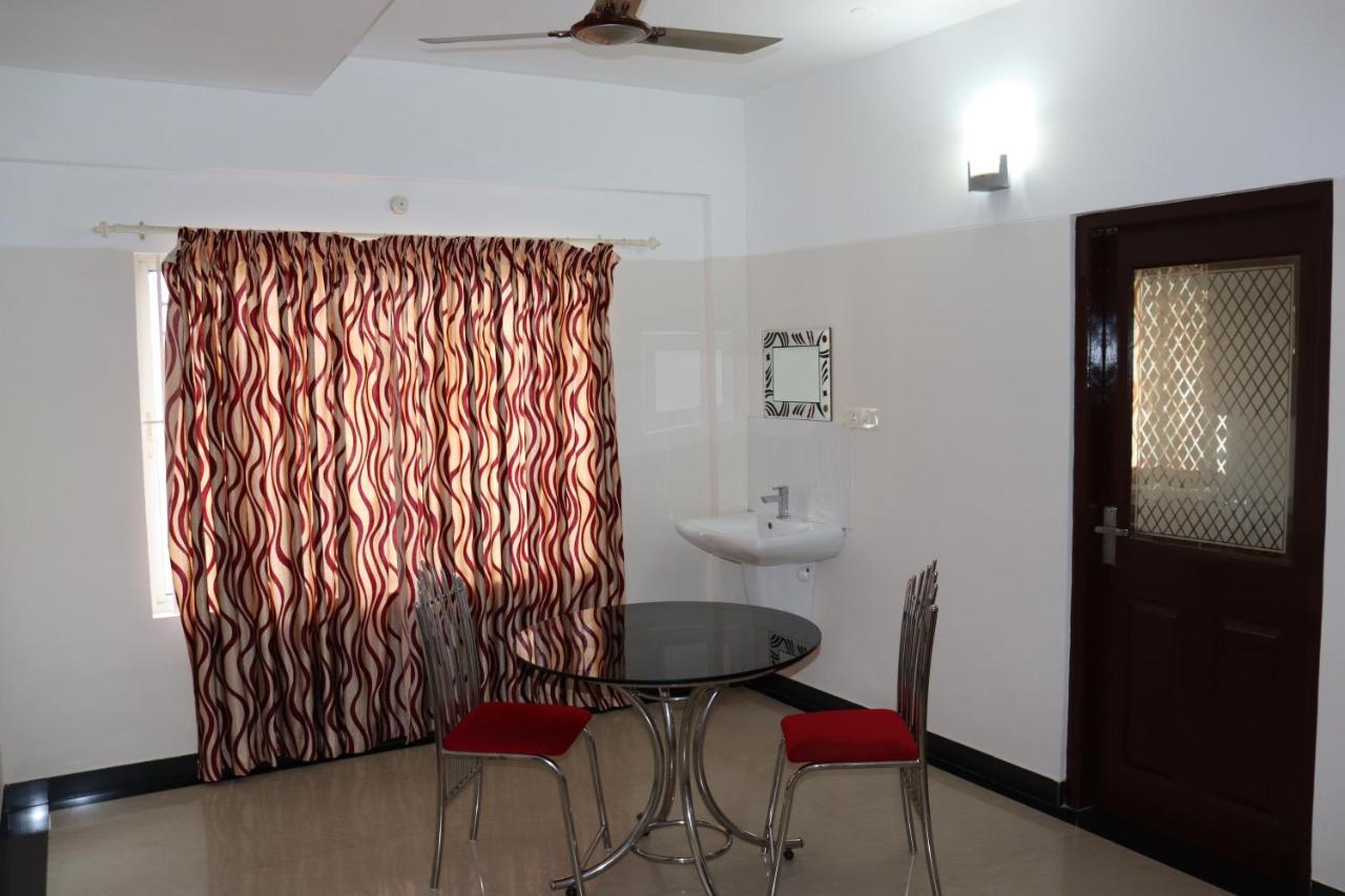Hotel Uthradam Towers Thiruvananthapuram Esterno foto